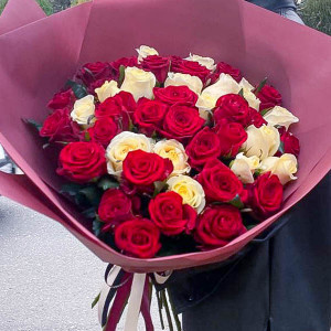 Букет красных и белых роз (60 см)